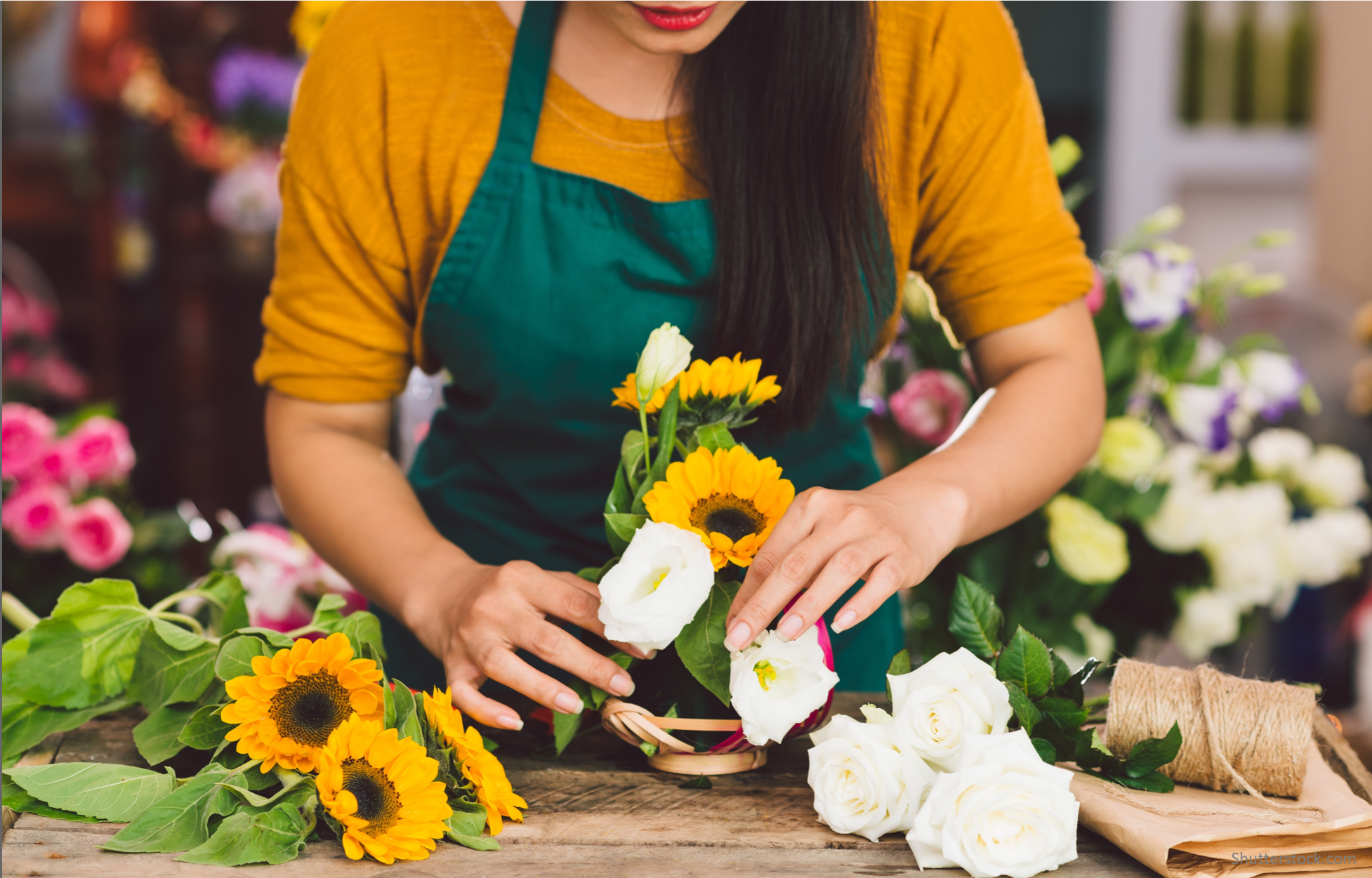 I work flowers. Флорист. Профессия флорист. Флорист с цветами. Девушка флорист.